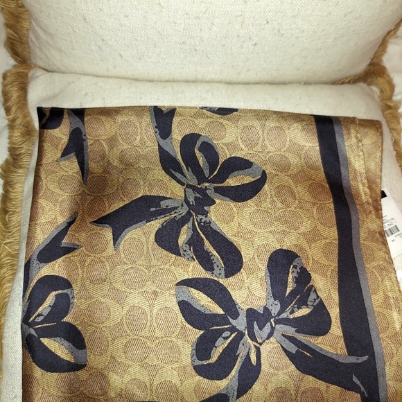 Coach NWT Signature Square Silk Bow Scarf in Medium Khaki and Black 23"Sq - Picture 3 of 14